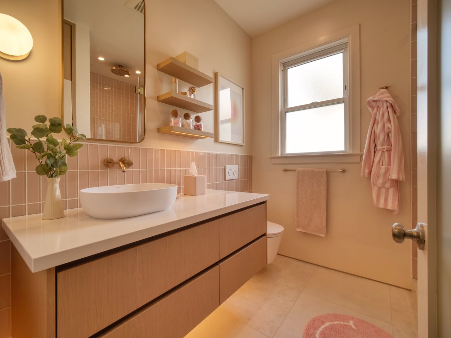 Strawberry Lemonade bathroom — full-room view
