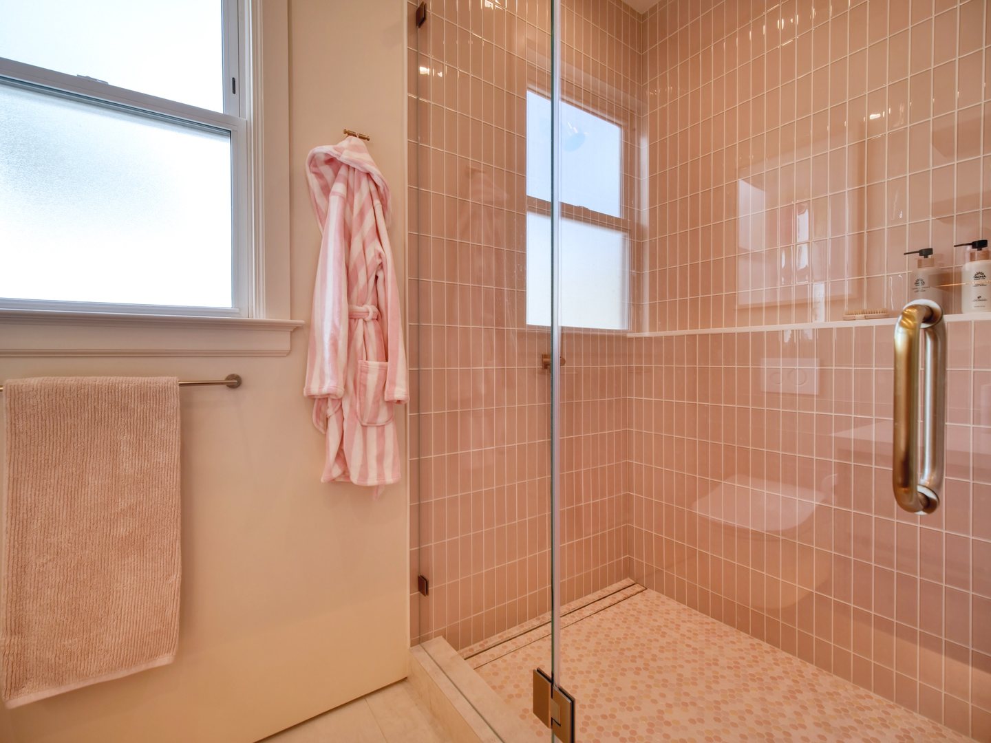 Strawberry Lemonade shower in the bathroom